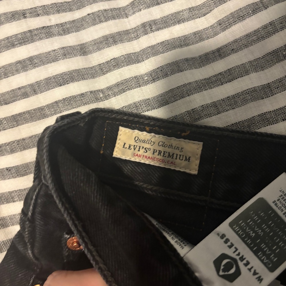 Women’s Levi’s 501 high rise short shorts black distressed - Picture 3 of 10